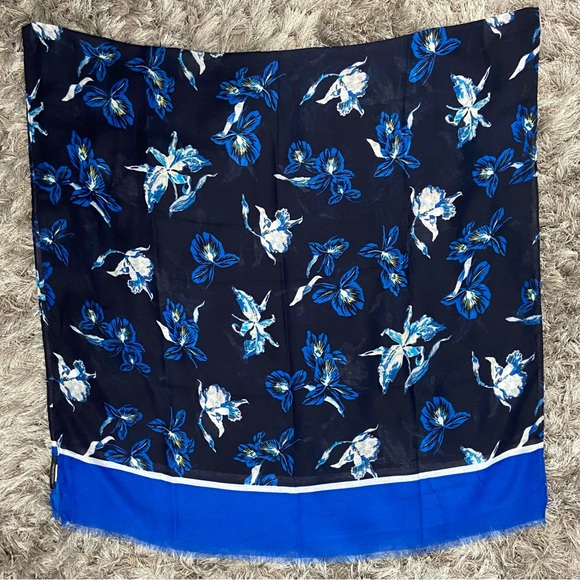 Banana Republic women blue/ white floral tropical 72”X 36”wrap scarf. Pre owned. - Picture 5 of 9